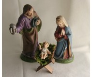 Krippenfiguren-Heilige-Familie-mit-dem-Jesuskind-in-der-Holz-Krippe