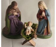 Krippenfiguren-Heilige-Familie-mit-dem-Jesuskind-in-der-Holz-Krippe