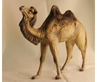 Krippenfigur-Kamel-stehend-auf-der-langen-Reise-zur-Krippe-am-heiligen-Abend