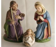 Krippenfiguren-Heilige-Familie-mit-dem-Jesuskind-in-der-Krippe