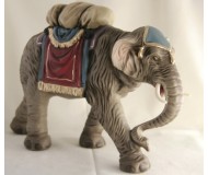 Krippenfiguren-Elefant-mit-Gepäck-am-Weg-zur-Krippe
